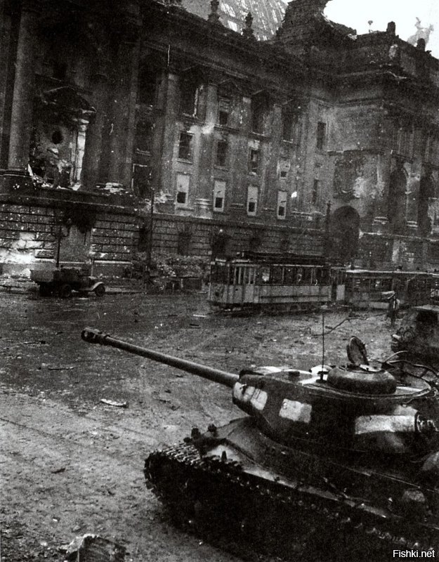 Советские солдаты идут выкладывать сухопутный мост из "тридцатьчетверок"...

Лешик, меня поражает, насколько вы -жертвы пропаганды тупы. Почему бы тебе зомбированный не почитать немецких мемуаров про оборону Берлина?

Просто , чтобы узнать про ужас высокопоставленных немецких генералов перед советской "машиной смерти"? Когда четко отлаженный механизм, действуя как единое целое, просто смял Берлинский укрепрайон?