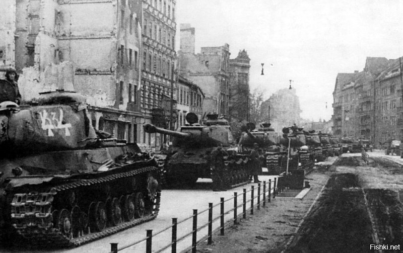 Советские солдаты идут выкладывать сухопутный мост из "тридцатьчетверок"...

Лешик, меня поражает, насколько вы -жертвы пропаганды тупы. Почему бы тебе зомбированный не почитать немецких мемуаров про оборону Берлина?

Просто , чтобы узнать про ужас высокопоставленных немецких генералов перед советской "машиной смерти"? Когда четко отлаженный механизм, действуя как единое целое, просто смял Берлинский укрепрайон?