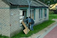 Да чё тут откровенного? Это тимуровцы лезут в окно, чтобы вымыть посуду бабуле.