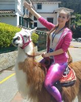 У бабы ноги как у этой самой ламы! Нельзя ж в себя столько здоровья накачивать! :)