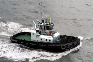 2. AZIMUTHING STERN-DRIVE TUG (ASD)    АЗИМУТАЛЬНЫЙ БУКСИР 

Azimuthing stern-drive tug (ASD)    Азимутальный буксир  - буксир с кормовым расположением азимутальных  полноповоротных  винторулевых колонок. Он подобен по типу традиционному двухвинтовому буксиру, однако обычный винт и гребной вал заменены на азимутальные винторулевые устройства.

Азимутальные устройства состоят из обычных винтов, оборудованных поворотными насадками, которые могут вращаться на 360 градусов для предоставления тяги в любом направлении без использования рулей.  Наиболее распространена конструкция, получившая название  Z-Drive  благодаря особенности вала который горизонтален на выходе из двигателя, вертикален по отношению к корпусу и снова горизонтален на ступице винта, в целом образует собой форму подобную букве  Z , также устанавливаются конструкции типа  L-Drive .

Как правило, буксиры типа ASD имеют буксирную лебедку на баке, но иногда и на корме. В большинстве случаев буксиры ASD используются как портовые буксиры, для сопровождения судов в акватории порта и в открытом море. Среднее  тяговое усилие составляет порядка 65 тонн (и более).