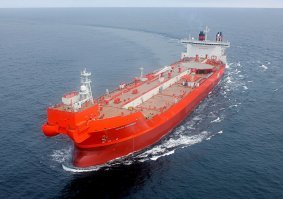 7. SHUTTLE TANKER   ТАНКЕР-ЧЕЛНОК

Шаттл-танкер, танкер-челнок, также называемый "плавучим трубопроводом" (Floating Pipeline), служит для погрузки сырой нефти с нефтяных платформ, либо судов типа FPSO (судно для добычи, хранения и отгрузки нефти), производящих добычу на глубоководных месторождениях, и последующей ее транспортировке к нефтехранилищам  и нефтеперерабатывающим заводам на суше.

Как правило, шаттл-танкеры оборудованы сложной специализированной грузовой системой,  расположенной в носовой части судна, позволяющей принимать нефть с оффшорных объектов даже в тяжелых погодных условиях. Также эти суда снабжены системой динамического позиционирования класса DP-I/DP-II. На новых судах могут быть установлены системы класса DP-3.
Первые челночные танкеры эксплуатировались в Северном море еще в 70-х годах, они были спроектированы в качестве альтернативы подводным трубопроводам. В настоящее время они уже широко распространены в оффшорном секторе.

Челночные танкеры значительно отличаются от обычных нефтеналивных танкеров. Они используются в основном в регионах с более жесткими климатическими условиями, и должны быть способны производить погрузочные операции и маневрировать самостоятельно без поддержки буксиров в любых погодных условиях.

Только в регионах с относительно  спокойными водами , таких, как Западная Африка или некоторые районы Юго-Восточной Азии, для операций по загрузке сырой нефти с оффшорных объектов могут использоваться обычные танкера. Часто такие операции проводятся при поддержке вспомогательных буксиров.

Shuttle tankers отличаются наличием двух либо трех носовых подруливающих устройств, а также  кормовых, снабжаются ВРШ. Конструкция корпуса значительно усилена. Длина может составлять порядка 230-270 метров.  К этим танкерам предъявляются более жесткие требования и стандарты, соответствующие оффшорной индустрии.