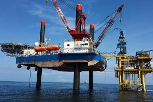 3. САМОПОДЪЕМНЫЕ СУДА LIFTBOAT

Самоподъемные самоходные суда типа LIFTBOAT являются многоцелевыми, как правило, с большой открытой палубой,  они оборудованы по крайней мере одним подъемным краном. Суда типа Liftboat - это так называемые "грузовики" оффшорного флота, способные работать на мелководье и доставлять любой вид груза, необходимого, для выполнения конкретных задач и проектов. Они способны перевозить на палубе до 1300 тонн оборудования.

Используются эти суда в основном для обслуживания нефтяных  и газовых платформ, обеспечения работ по прокладке кабелей, трубоукладке, крановых операций, обслуживания водолазных платформ. В настоящее время во всем мире этот флот состоит приблизительно из 240 судов различных размеров и назначения.

Самоподъемные суда Liftboat классифицируются длиной ног (которая может достигать до 125 м), при такой длине максимальная рабочая глубина составляет около 75 м. Как правило, количество ног   3 или 4.

Большинство самоподъемных судов построено на базе корпусов барж.  В зависимости от размеров судна надстройка может быть рассчитана на экипаж до 100 человек. Несколько дизельных двигателей обеспечивают движение. Ноги обычно имеют трубчатую конструкцию и управляются обычной гидравлической системой. Современные суда этого типа оборудуются подруливающими устройствами для обеспечения лучшей маневренности.