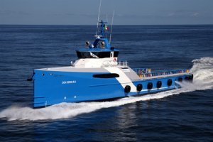 8. БЫСТРОХОДНОЕ СУДНО ДОСТАВКИ ЭКИПАЖЕЙ   FAST CREW BOAT (FCB)

Используется FCB в основном для доставки экипажей и снабжения (провизии, ремонтного оборудования, смазочных материалов и т.д.) из порта к нефте/газо-добывающим платформам, паркам ветряных турбин, специализированным судам оффшорного сектора и обратно.

В настоящее время FCB могут достигать скорости 35 узлов и более. В зависимости от размера судна оно способно перевозить от 30 до 150 человек. Обычно это суда с алюминиевым либо стальным корпусом длиной от 10 - 50 метров. Также некоторые типы FCB оборудуются системами динамического позиционирования класса DP I, DP II. Экипаж FCB составляет, как правило от 6 - 8 человек.

В наши дни эти быстроходные суда очень востребованы, т.к. для работ на оффшорных проектах перевозить экипажи необходимо ежедневно.