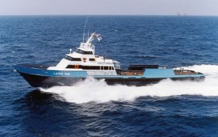 8. БЫСТРОХОДНОЕ СУДНО ДОСТАВКИ ЭКИПАЖЕЙ   FAST CREW BOAT (FCB)

Используется FCB в основном для доставки экипажей и снабжения (провизии, ремонтного оборудования, смазочных материалов и т.д.) из порта к нефте/газо-добывающим платформам, паркам ветряных турбин, специализированным судам оффшорного сектора и обратно.

В настоящее время FCB могут достигать скорости 35 узлов и более. В зависимости от размера судна оно способно перевозить от 30 до 150 человек. Обычно это суда с алюминиевым либо стальным корпусом длиной от 10 - 50 метров. Также некоторые типы FCB оборудуются системами динамического позиционирования класса DP I, DP II. Экипаж FCB составляет, как правило от 6 - 8 человек.

В наши дни эти быстроходные суда очень востребованы, т.к. для работ на оффшорных проектах перевозить экипажи необходимо ежедневно.
