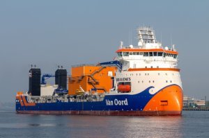 5. FLEXIBLE FALLPIPE VESSEL   СУДНО-КАМНЕУКЛАДЧИК СО СПУСКНОЙ ТРУБОЙ

Суда этого типа являются судами неограниченного морского плавания с возможностью транспортировки большого количества скалистой породы в трюмах. Предварительно загруженное судно прибывает к месту проведения работ и с помощью специальной составной гибкой трубы (flexible fallpipe) и с использованием аппарата ROV производит выгрузку камня в необходимой позиции с высокой точностью благодаря возможностям системы динамического позиционирования. Камень подается из трюмов в проводящую трубу посредством ленточного конвейера.

Используются эти суда для глубоководных работ направленных на создание защиты нефтяных и газовых трубопроводов.