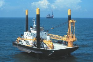 3. САМОПОДЪЕМНЫЕ СУДА LIFTBOAT

Самоподъемные самоходные суда типа LIFTBOAT являются многоцелевыми, как правило, с большой открытой палубой,  они оборудованы по крайней мере одним подъемным краном. Суда типа Liftboat - это так называемые "грузовики" оффшорного флота, способные работать на мелководье и доставлять любой вид груза, необходимого, для выполнения конкретных задач и проектов. Они способны перевозить на палубе до 1300 тонн оборудования.

Используются эти суда в основном для обслуживания нефтяных  и газовых платформ, обеспечения работ по прокладке кабелей, трубоукладке, крановых операций, обслуживания водолазных платформ. В настоящее время во всем мире этот флот состоит приблизительно из 240 судов различных размеров и назначения.

Самоподъемные суда Liftboat классифицируются длиной ног (которая может достигать до 125 м), при такой длине максимальная рабочая глубина составляет около 75 м. Как правило, количество ног   3 или 4.

Большинство самоподъемных судов построено на базе корпусов барж.  В зависимости от размеров судна надстройка может быть рассчитана на экипаж до 100 человек. Несколько дизельных двигателей обеспечивают движение. Ноги обычно имеют трубчатую конструкцию и управляются обычной гидравлической системой. Современные суда этого типа оборудуются подруливающими устройствами для обеспечения лучшей маневренности.