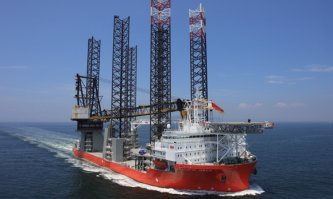 3. САМОПОДЪЕМНЫЕ СУДА LIFTBOAT

Самоподъемные самоходные суда типа LIFTBOAT являются многоцелевыми, как правило, с большой открытой палубой,  они оборудованы по крайней мере одним подъемным краном. Суда типа Liftboat - это так называемые "грузовики" оффшорного флота, способные работать на мелководье и доставлять любой вид груза, необходимого, для выполнения конкретных задач и проектов. Они способны перевозить на палубе до 1300 тонн оборудования.

Используются эти суда в основном для обслуживания нефтяных  и газовых платформ, обеспечения работ по прокладке кабелей, трубоукладке, крановых операций, обслуживания водолазных платформ. В настоящее время во всем мире этот флот состоит приблизительно из 240 судов различных размеров и назначения.

Самоподъемные суда Liftboat классифицируются длиной ног (которая может достигать до 125 м), при такой длине максимальная рабочая глубина составляет около 75 м. Как правило, количество ног   3 или 4.

Большинство самоподъемных судов построено на базе корпусов барж.  В зависимости от размеров судна надстройка может быть рассчитана на экипаж до 100 человек. Несколько дизельных двигателей обеспечивают движение. Ноги обычно имеют трубчатую конструкцию и управляются обычной гидравлической системой. Современные суда этого типа оборудуются подруливающими устройствами для обеспечения лучшей маневренности.