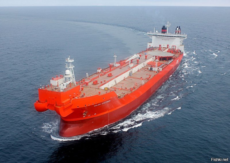7. SHUTTLE TANKER   ТАНКЕР-ЧЕЛНОК

Шаттл-танкер, танкер-челнок, также называемый "плавучим трубопроводом" (Floating Pipeline), служит для погрузки сырой нефти с нефтяных платформ, либо судов типа FPSO (судно для добычи, хранения и отгрузки нефти), производящих добычу на глубоководных месторождениях, и последующей ее транспортировке к нефтехранилищам  и нефтеперерабатывающим заводам на суше.

Как правило, шаттл-танкеры оборудованы сложной специализированной грузовой системой,  расположенной в носовой части судна, позволяющей принимать нефть с оффшорных объектов даже в тяжелых погодных условиях. Также эти суда снабжены системой динамического позиционирования класса DP-I/DP-II. На новых судах могут быть установлены системы класса DP-3.
Первые челночные танкеры эксплуатировались в Северном море еще в 70-х годах, они были спроектированы в качестве альтернативы подводным трубопроводам. В настоящее время они уже широко распространены в оффшорном секторе.

Челночные танкеры значительно отличаются от обычных нефтеналивных танкеров. Они используются в основном в регионах с более жесткими климатическими условиями, и должны быть способны производить погрузочные операции и маневрировать самостоятельно без поддержки буксиров в любых погодных условиях.

Только в регионах с относительно  спокойными водами , таких, как Западная Африка или некоторые районы Юго-Восточной Азии, для операций по загрузке сырой нефти с оффшорных объектов могут использоваться обычные танкера. Часто такие операции проводятся при поддержке вспомогательных буксиров.

Shuttle tankers отличаются наличием двух либо трех носовых подруливающих устройств, а также  кормовых, снабжаются ВРШ. Конструкция корпуса значительно усилена. Длина может составлять порядка 230-270 метров.  К этим танкерам предъявляются более жесткие требования и стандарты, соответствующие оффшорной индустрии.