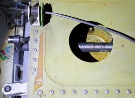 Да не могла сделать этого собака!!!Как обычно журналисты чушь написали, и все подхватили!
Внутри двери расположен механизм запирания. Вот как раз его вал выглядывает через круглое окошко. Теперь подумай как собака могла это сделать!?