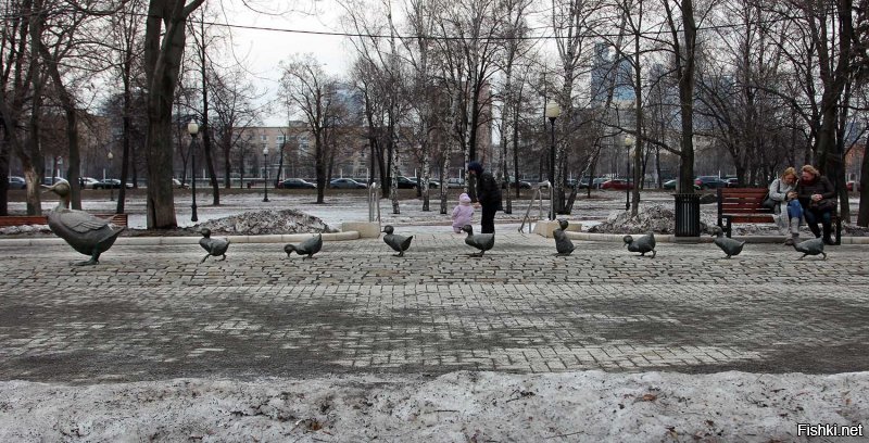 Да везде люди нормальные, во всех городах и странах... Сколько раз видел в своей деревне картинку когда семейство уток не торопясь переходит дорогу, а добрый десяток автомобилей ждет. Они каждый день переходят туда и назад, так вроде их количество не уменьшилось (на первый взгляд). 
И композиция "дорогу утятам" после Бостона (тут ее точно любят больше всех других скульптур!) появилась именно в Москве.