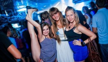 Слева еще просто не замужем!)