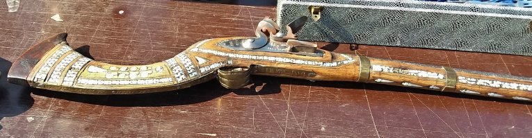 Аркебуза изначально имела колесцовый замок. С появлением кремневого замка, она превратилась в мушкет. Мушкет стали производить массово. Он был упрощенным. Имел много отличий от аркебузы. Вот снял недавно аркебузу. Всего 800 евро...