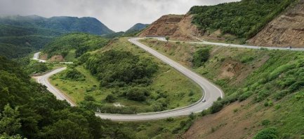 Мдя, вот так почитаешь комменты, так Сахалин вообще wasted lands, оказывается.
ЖД закрыли в девяностых из-за износа. Реально было проще дать крюк километров в двести, чем её чинить. ЦБЗ.. ну, насколько помню, они и не при японцах были построены. Заброшены по экономическим причинам - делать на острове бумагу так себе качества, а потом тащить на материк, где она никому никуда не впилась - ну такое себе. Маяки.. ну с очевидностью, GPS.
А так.. ну место и место. Не ад далеко, хотя и не Мск. Люди живут, что-то строится, дороги делают, природа красивая..