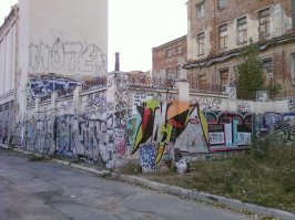 Вот такая мазня у нас во дворах. И не лень людям...