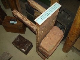 "пять тонн кирпичей перетащить можно"
Подтверждаю. Тем более, что таскать не на скорость и не на многокилометровые расстояния. Я сам в детстве (лет в 13-14) за несколько дней рабочей недели, пока родители на работе были, не спеша перетащил и сложил больше двух кубов рядового кирпича.

Сколько потом перетаскивал, даже не считал. Но можно прикинуть.
Вес 1 кирпича возьмем примерно 3,5 кг (этот показатель я взял наспех в интернете - кому нужно, возьмёте данные у своих производителей). Нормальному взрослому мужику обычно удобно переносить стопку из 5 кирпичей (обычно исходят из длины рук, т.к. вес - не столь существенный показатель в данном случае). То есть за один раз переносится 17,5кг (3,5кг х 5шт.). Для того, чтобы перенести тонну, нужно 57 раз сбегать туда-сюда (1000кг : 17,5 кг). Но так делают, если носить всего несколько метров. В других случаях, чтобы было быстрее, обычно используют различные приспособления или вообще возят тележкой, чтобы за один раз взять большее количество кирпичей.