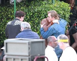 Походу в первый день съемок Тарантино решил таки раскрыть все нюансы сюжетной линии. Лео рыдает на плече ... такой жести видимо даже он не ожидал услышать.