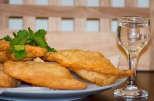 Если руки из жопы настолько растут, что яйца в скорлупе жарят, то вообще не о чем говорить. И совершенно не понимаю, как можно сравнивать работу профессиональных фуд стилистов или еду с подачей из ресторана с тем, что приготовил сам. 

Не знаю, у нас в семье всё выглядит лучше, чем у них в инстаграме.