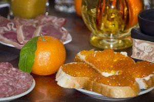 Если руки из жопы настолько растут, что яйца в скорлупе жарят, то вообще не о чем говорить. И совершенно не понимаю, как можно сравнивать работу профессиональных фуд стилистов или еду с подачей из ресторана с тем, что приготовил сам. 

Не знаю, у нас в семье всё выглядит лучше, чем у них в инстаграме.