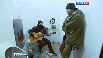 А что не так ?  Очень хорошая идея, жалко, что московские власти не додумались до этого.

Московские туалеты стали прибежищем бомжей :

"...С усилением морозов в городе возникла щекотливая проблема: платные туалетные кабинки оккупировали бродяги. Они проникают внутрь группами по нескольку человек и превращают места общего пользования в ночлежки. И проводят там время довольно весело. Те, кто хотел бы использовать кабинку по назначению, заходить внутрь просто опасаются. Тем более что после таких посиделок места общего пользования остаются, мягко говоря, в антисанитарном состоянии. И никто с этой проблемой справиться не в состоянии, поскольку формально никакой закон не нарушается. В итоге проект по повышению комфортности столицы   буксует ."