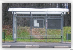 Вполне приличные остановки. А новые: для жаркого лета - прозрачные стены и крыши, Для зимы, ветра и дождей - зазоры сверху и снизу по 40 сантиметров. И для дождя - сток прямо в центр остановки.