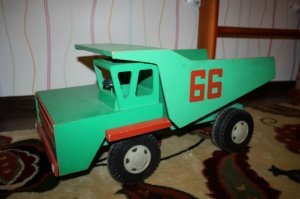 У нас фабрика деревянных игрушек была. Всё бесплатно. В общем всё детство со всякими белазиками, кубиками и бильярдами с металлическими шариками.