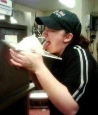 Уронил, отряхнул, использовал. Сотрудник Papa John’s замесил тесто для пиццы на земле: видео