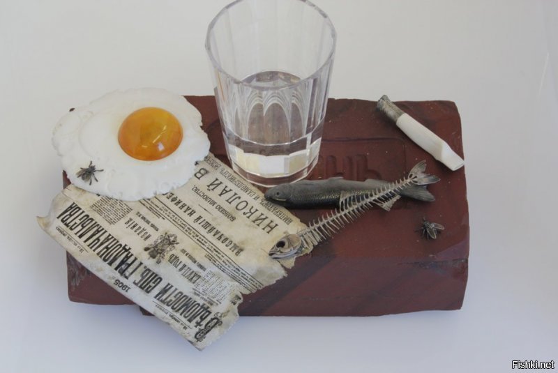 Эта композиция называется "Пролетарский завтрак", сделана Фаберже в 1905 году. Вере Мухиной на тот момент было 16 лет. И вряд ли Фаберже с ней консультировался как изобразить граненый стакан. В 2011 году "завтрак" был продан за 1 100 000$.