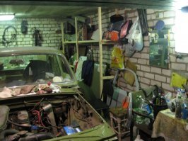 Эх бля, кого бы ко мне в гараж запрячь, марафет навести (гараж на фото не мой)!