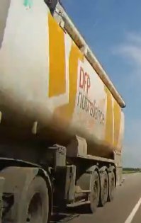 1. Это не дальнобой, а самосвал.
2. Буковки читаем или только видос зырим?