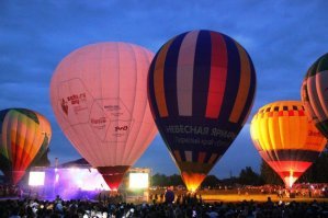 "небольшой обзор на единственный в России аэрофестиваль"

Позвольте несогласиться. Одна только "Небесная ярмарка" в г.Кунгуре чего стоит.