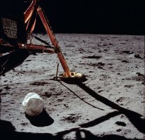 Это что за срань такая ? У меня квадрокоптер при приземлении на песок разводы оставляет. А что будет от многотонного реактивного коробля ? Там полосы на 100 метров вокруг должны быть.