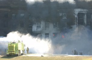 Вот фото сразу после "атаки" Пентагона.
Попробуйте найти какие-нибудь части Боинга.