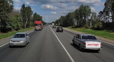 Если ты не понимаешь смысла тобой приведенного пункта ПДД - смотри фото! 
Там отлично видно как люди с нормально развитым мозгом располагают авто.

После того как внимательно изучишь фотографии пытайся понять почему в отсутствии знаков "водитель должен располагать ТС исходя из ширины проезжай части и габаритов ТС", а не ехать как имбецил по середине.