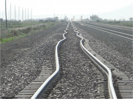 "Стало известно, что на Крымскому мосту уже уложили первые рельсы, которые располагаются в бесстыковой части переправы." 
Эти рельсы ведь будет не по деЦки "кошмарить" при перепадах температур! Или новые технологии?
Или законы физики отменили? 
Может я что то неправильно понял?