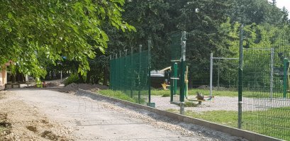 Как раз рядом площадка с таким ограждением. Тоже вся разлетелась