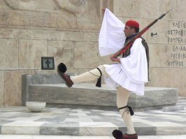 За пендалем надо обращаться в Грецию, к гвардейцам-эвзонам. У них каждый ботинок-царух, подбитый шестьюдесятью здоровенными гвоздями, весит около 5 кг, а в смешном помпончике раньше прятался острый металлический штырь. Сейчас его нет, но и без штыря пинок таким ботинком может иметь самые печальные последствия. Особенно если учесть, что несмотря на свой скомороший наряд, эвзоны -- это элитные спецназовцы.