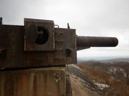 А у нас, блин, энтузиасты с трудом восстановили подбашенное отделение одной башни Ворошиловки, так флот сразу потребовал, чтоб ему деньги капали за экскурсии, и сколько лет уже полностью комплекс не могут привести в порядок. А по округе так и продолжают громить форты, резать пушки (что не дорезали) и т.д.
