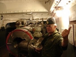 А у нас, блин, энтузиасты с трудом восстановили подбашенное отделение одной башни Ворошиловки, так флот сразу потребовал, чтоб ему деньги капали за экскурсии, и сколько лет уже полностью комплекс не могут привести в порядок. А по округе так и продолжают громить форты, резать пушки (что не дорезали) и т.д.