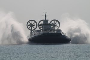 всего 30 тыс л/с ???
как то маловато для самого сильного ледокола..
я служил на малом десантном корабле ЗУБР
а у этого лягушонка под обшивкой 50 тыс л/с тока на тягу и подъем, не считая энергетических мощностей