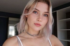 Этой сучке даже ошейник с биркой надели, чтобы не потерялась.)