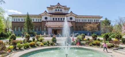 Сахалинский государственный областной краеведческий музей.В настоящее время занимает японское здание 1937 года, построенное в традиционном национальном стиле тэйкан-дзукури, единственное в своём роде на территории как Сахалина, так и всей России.