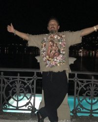 А где же в рейтинге один из самых боХатых певцов ртом - Стас Михайлов ? У него недавно обнаружились цыганские корни. Иначе чем объяснить его любовь напяливать на себя столько блестящего и безвкусного ?