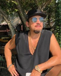 А где же в рейтинге один из самых боХатых певцов ртом - Стас Михайлов ? У него недавно обнаружились цыганские корни. Иначе чем объяснить его любовь напяливать на себя столько блестящего и безвкусного ?