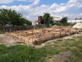 Я под одноэтажный дом из газосиликата фундамент заглублял на 120 см. А тут на склоне такая порнография.