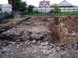 Я под одноэтажный дом из газосиликата фундамент заглублял на 120 см. А тут на склоне такая порнография.