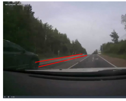 Разделительную полосу я для Вас красненьким выделил... Для наглядности рядов прикладываю второй скрин: на нем видно расположение встречных ТС на проезжей части. 
Или просто пересмотрите видео ещё несколько раз. В принципе, там всё видно и понятно...