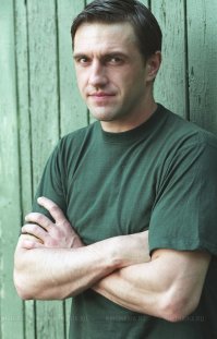 А вот первая роль В.Вдовиченко... Клип Дельфина "Дилер", где он опера играл )))