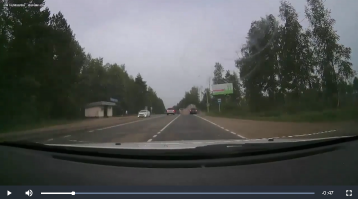 Разделительную полосу я для Вас красненьким выделил... Для наглядности рядов прикладываю второй скрин: на нем видно расположение встречных ТС на проезжей части. 
Или просто пересмотрите видео ещё несколько раз. В принципе, там всё видно и понятно...