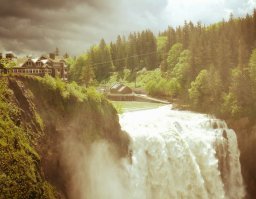 Когда планировал поездку к этому водопаду засветившемуся в "Твин Пиксе",думал,что пипец какой я оригинальный.Когда делал эту фотку-вокруг было человек 30-ать(((С плёночными фотиками было интереснее,да и фотографировали лишь самое-самое.